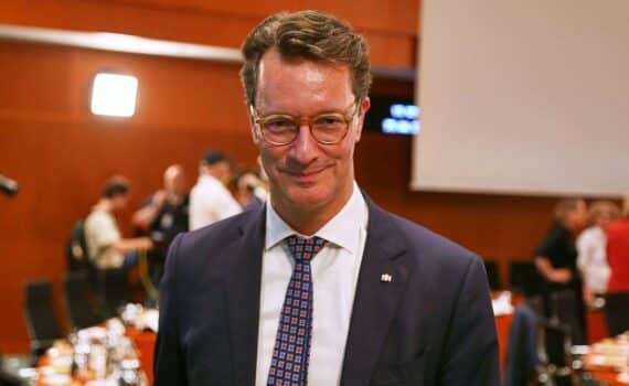 NRW-Ministerpräsident Hendrik Wüst im Archivfoto, mit Hinweis auf seinen Verbleib trotz Kanzlertausch-Debatten.