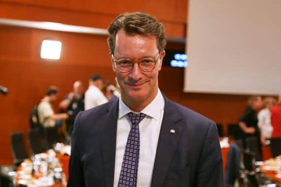 NRW-Ministerpräsident Hendrik Wüst im Archivfoto, mit Hinweis auf seinen Verbleib trotz Kanzlertausch-Debatten.