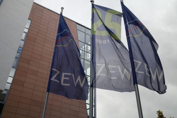 ZEW in Mannheim: Achim Wambach kommentiert Konjunkturerwartungen—Konjunkturindikatoren, Diagramm/Archivfoto.