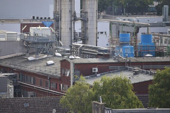 Chemieanlagen im Archiv: steigende Unternehmensinsolvenzen in Nordrhein-Westfalen, höchste Zahl seit zehn Jahren.