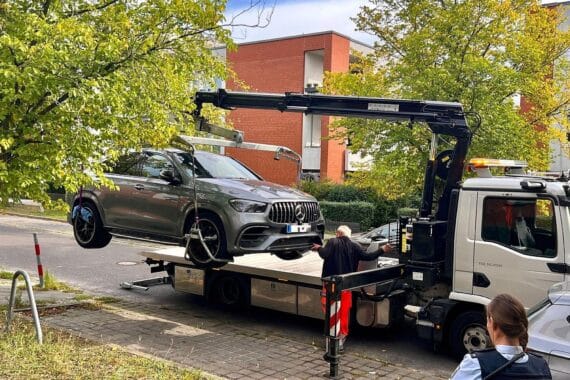 Bundespolizei/Zoll- Einsatz: abtransportiertes Auto (Archiv) bei Durchsuchungen gegen mutmaßliche Schleuserbande.