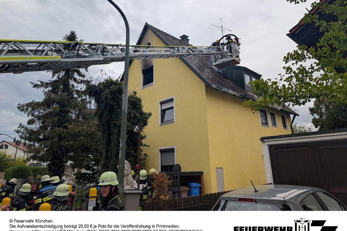 Zimmerbrand in Forstenried breitet sich auf Dachstuhl aus