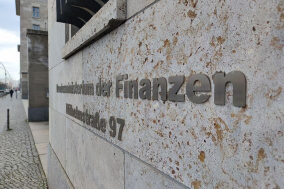 Bundesfinanzministerium im Archiv; Zinsanstieg belastet Steuerzahler, hohe Staatsverschuldung gefährdet AAA-Rating.