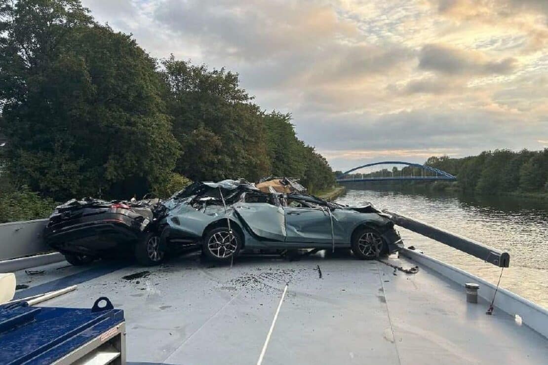 Zwei Autos auf Tankmotorschiff kollidieren in Duisburg mit Eisenbahnbrücke