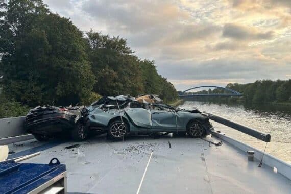 Zwei Autos auf einem Tankmotorschiff, beschädigte Eisenbahnbrücke, Polizei Duisburg (Archiv).
