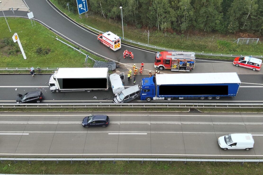 Zwei Leichtverletzte bei Unfall mit sechs Fahrzeugen am Hermsdorfer Kreuz