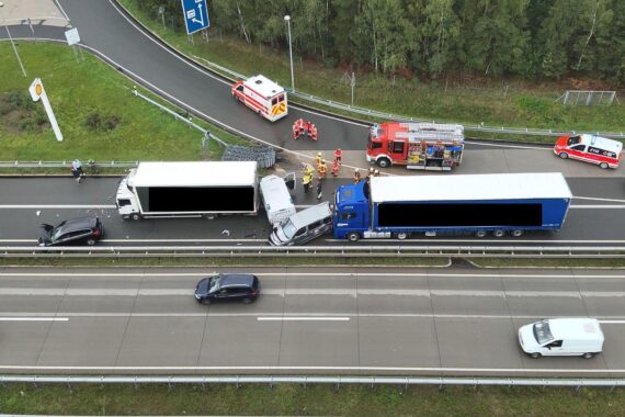Unfall auf der A9 bei Hermsdorf: mehrere Fahrzeuge, Polizeifahrzeuge und beschädigte Leitplanken.
