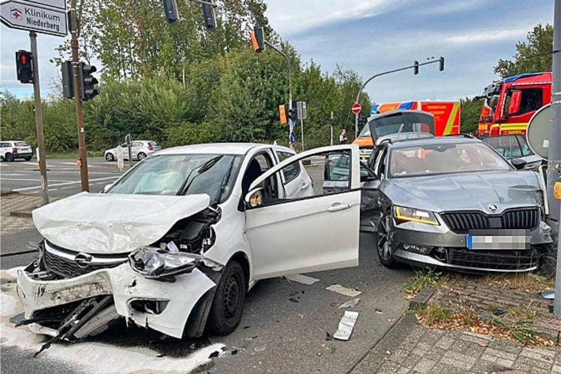 Zwei Leichtverletzte nach Unfall im Kreuzungsbereich in Velbert