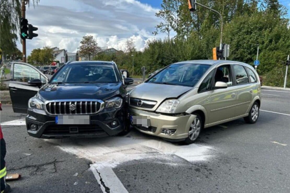 Zwei Leichtverletzte und zwei abgeschleppte Autos nach Unfall in Velbert
