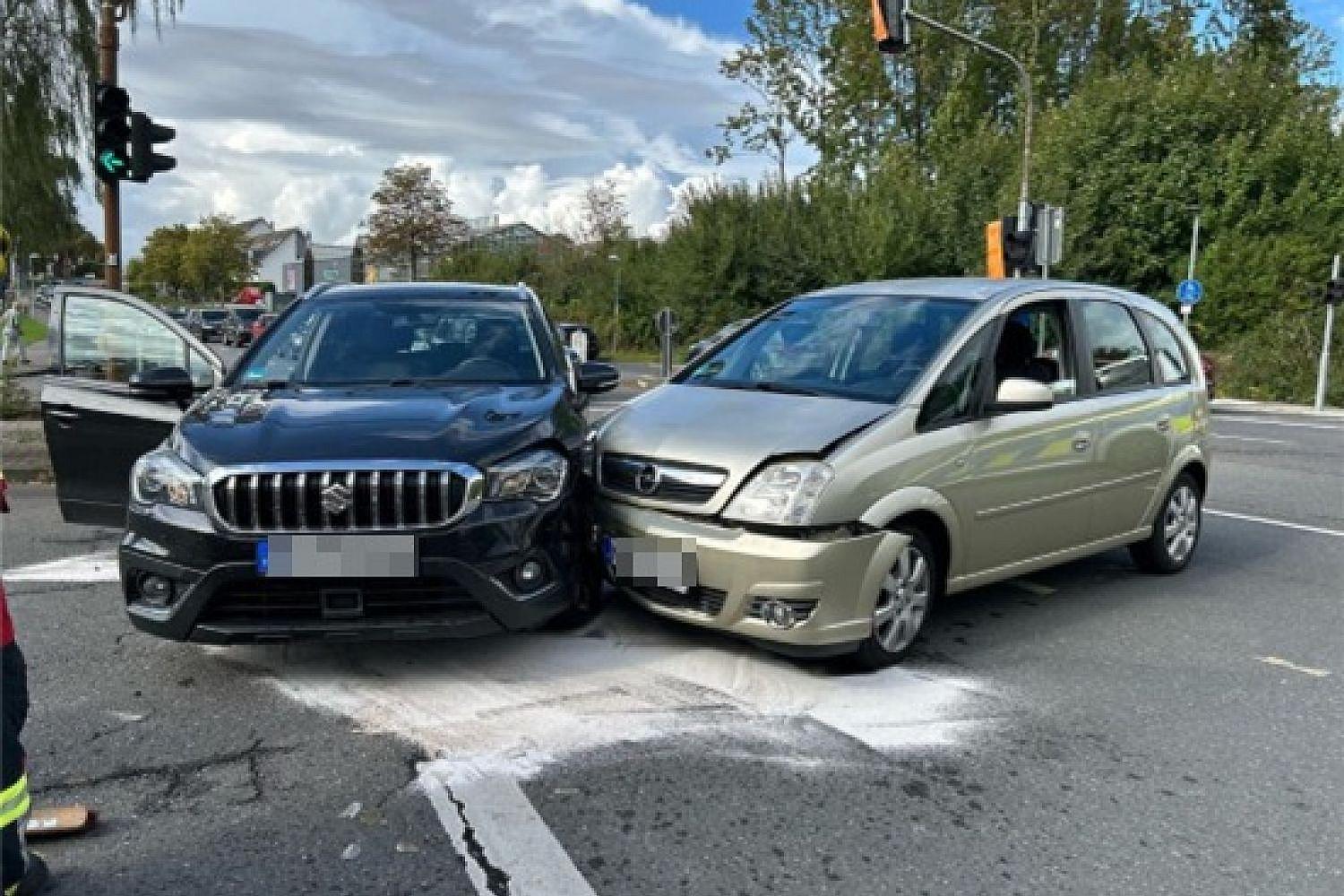 Zwei Leichtverletzte und zwei abgeschleppte Autos nach Unfall in Velbert
