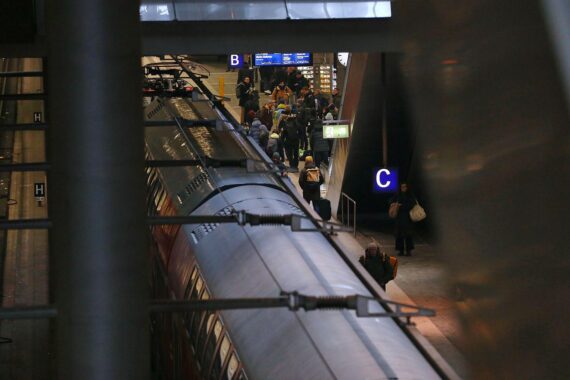 Zwei festgenommene Männer nach Diebstahl im Berliner Hauptbahnhof; Rucksack mit GPS-Tracker (Zug im Bahnhof).