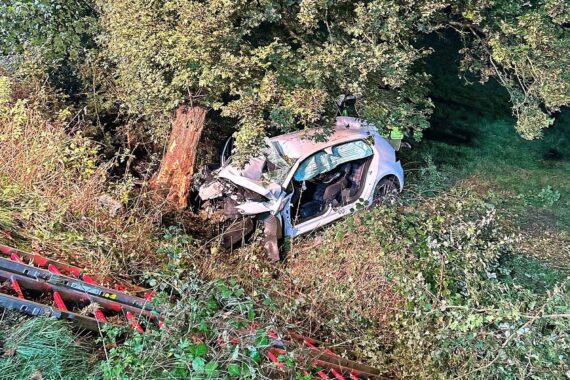Verunfallter VW Golf, Unfallspuren und Polizei-Einsatzstelle auf der Alten Poststraße in Iserlohn.