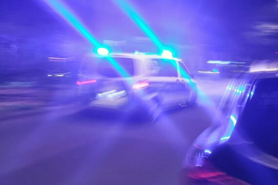 Polizeiauto-Archivaufnahme: Unfallstelle bei Viernheim, Kleinflugzeugabsturz; Ermittlungen per Hubschrauber und Polizei.