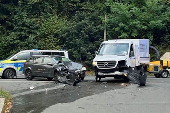 Zwei verunfallte Autos bei Lindlar nach Kollision im Begegnungsverkehr; Rettungsdienst vor Ort.