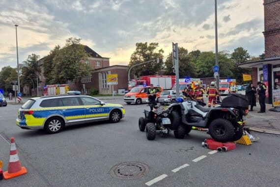 Zwei verunglückte Quads an der Kreuzung Roonstraße/Wasbeker Straße, Archivfoto der Polizei Neumünster.