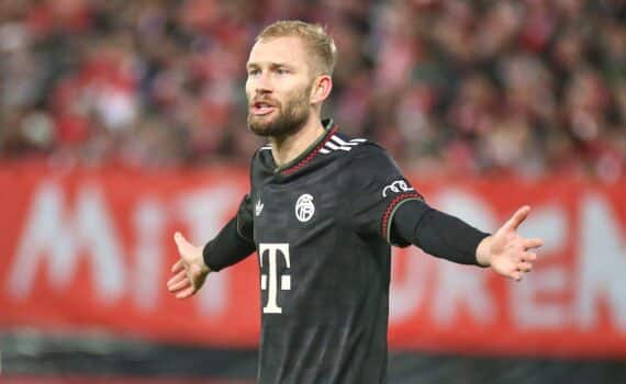 Konrad Laimer im Bayern-Trikot beim Bundesliga-Duell gegen Borussia Dortmund.