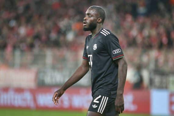 Dayot Upamecano im Bayern-Trikot beim Torjubel im Freiburger Stadion.