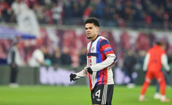 Fußballszene: Luis Díaz (FC Bayern) jubelt; Bayern dominiert RB Leipzig beim 6:1.