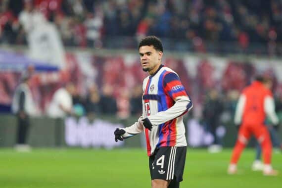 Fußballszene: Luis Díaz (FC Bayern) jubelt; Bayern dominiert RB Leipzig beim 6:1.