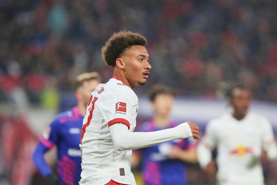 Fußballspiel: RB Leipzig gewinnt gegen SV Elversberg 4:0; Tidiam Gomis trifft zum 1:0.