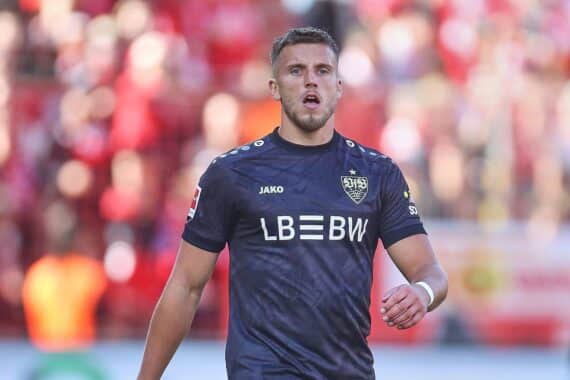 VfB Stuttgart verliert gegen Borussia Mönchengladbach: Torjubel um Ermedin Demirovic im Spiel.