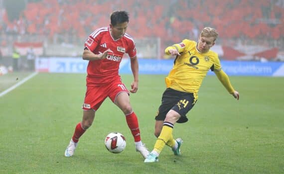 Union Berlin gegen Borussia Dortmund, 0:0; Fußballszene im Stadion, Spieler und Torhüter.