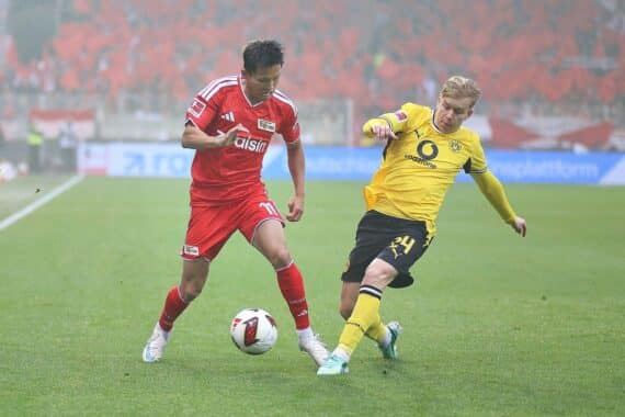 Union Berlin gegen Borussia Dortmund, 0:0; Fußballszene im Stadion, Spieler und Torhüter.