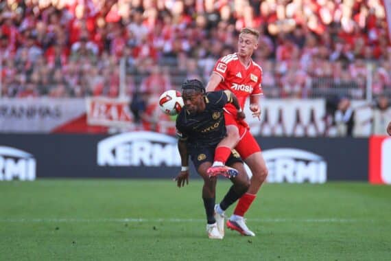 Union Berlin gegen SV Elversberg: Fußballszene, Spielerjubel nach dem 1:0-Sieg am 10.10.2026.