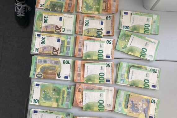 Sichergestelltes Bargeld (Archiv): Polizei sichert Geld bei einer Kontrollaktion in Hessen.