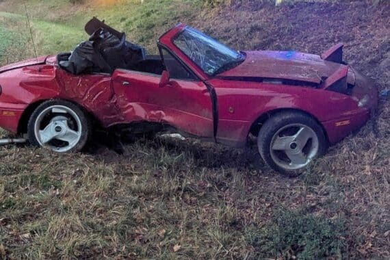 Unfallwagen Mazda im Straßengraben, schwerer Schaden, Rettungskräfte an der K305 zwischen Holle und Baddeckenstedt.