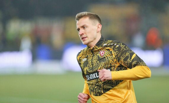 Fußballer Niklas Hauptmann (Archiv) mit Dynamo Dresden-Emblem, Spielszene gegen 1. FC Magdeburg.