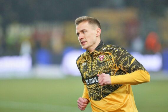 Fußballer Niklas Hauptmann (Archiv) mit Dynamo Dresden-Emblem, Spielszene gegen 1. FC Magdeburg.