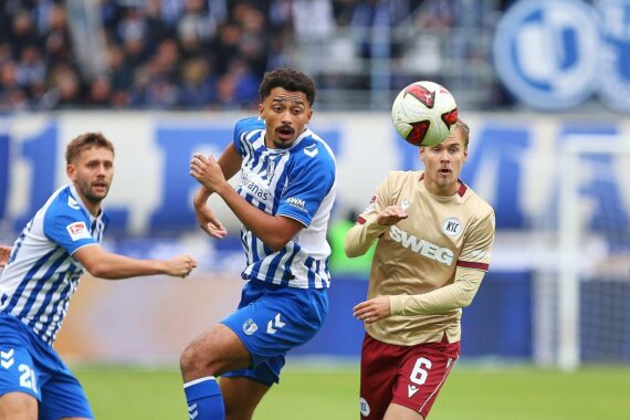 Fußballspiel 1. FC Magdeburg gegen Karlsruher SC, Magdeburgs Spieler jubeln nach 6:1 Sieg.