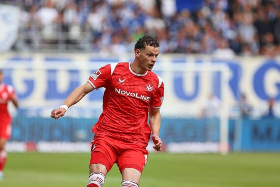 Fußballspiel: Erencan Yardimci köpft beim 1. FC Nürnberg vs. 1. FC Kaiserslautern zum 0:1.