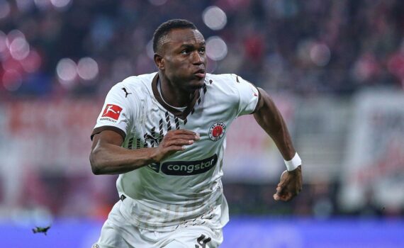 Fußballszene: Abdoulie Ceesay jubelt als St. Pauli 2:0 gegen Karlsruher SC gewinnt.