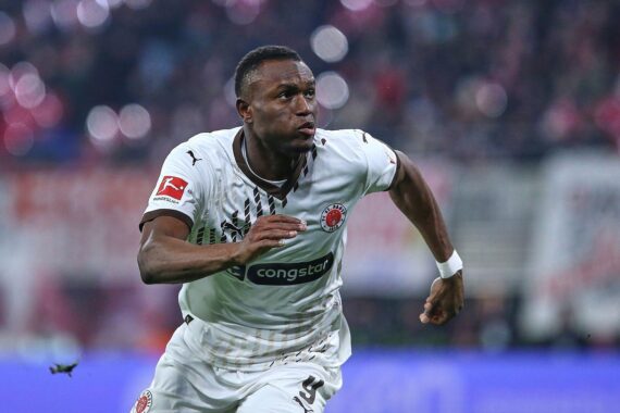 Fußballszene: Abdoulie Ceesay jubelt als St. Pauli 2:0 gegen Karlsruher SC gewinnt.