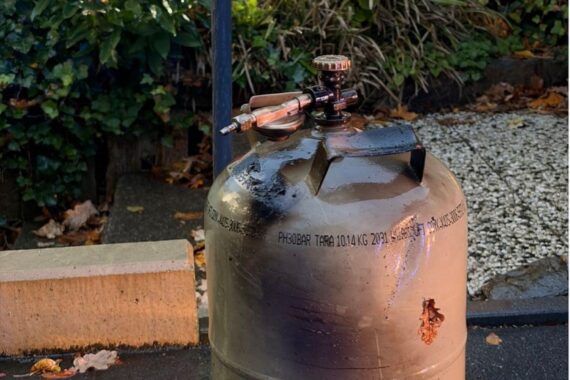 Brennende, beschädigte Propangasflasche vor einem Wohnhaus; Feuerwehr im Einsatz in Herdecke (Archivfoto).