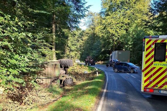 Verkehrsunfall: PKW, LKW und landwirtschaftliches Gespann auf der L117 bei Bad Bederkesa; 81-Jähriger leicht verletzt.