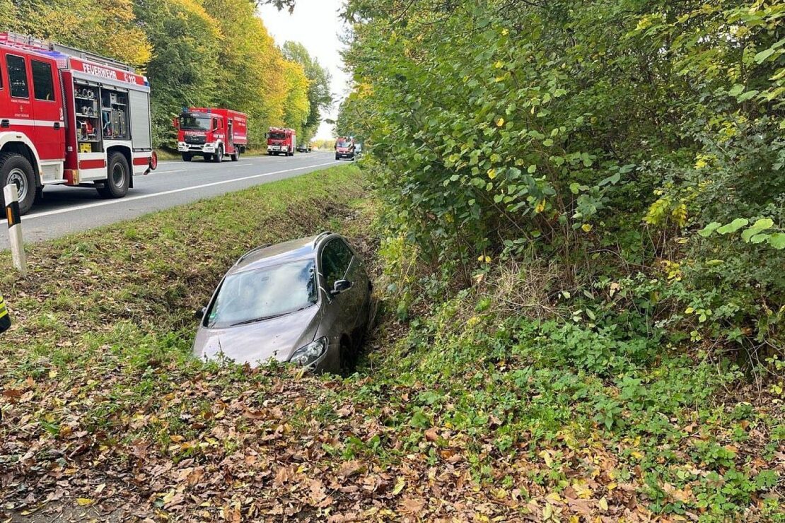 83-Jährige verletzt sich bei Unfall auf B 252 bei Nieheim leicht