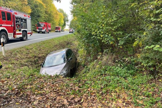 Geborgener VW Golf nach Unfall auf der B 252 bei Nieheim; Polizei sperrte kurzzeitig die Straße.