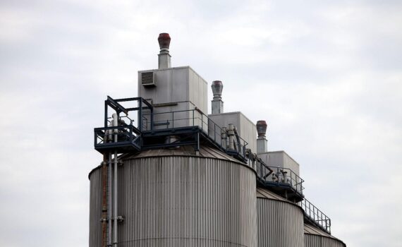 Eine große Industrieanlage mit Fabrikhallen und Schornsteinen als Symbol für Europas gefährdete Wettbewerbsfähigkeit und Arbeitsplätze.