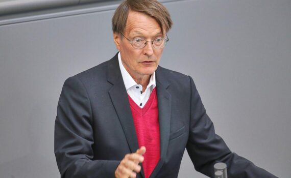 Karl Lauterbach (Archiv) wirft Merz vor, Verschwörungstheorien zur Wahl von AfD-Politiker Tobias Rausch zu verbreiten.