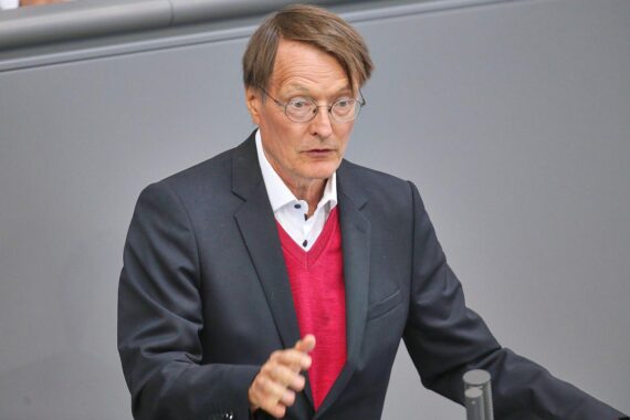 Karl Lauterbach (Archiv) wirft Merz vor, Verschwörungstheorien zur Wahl von AfD-Politiker Tobias Rausch zu verbreiten.