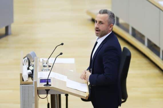 AfD-Spitzenkandidat Ulrich Siegmund im Plenarsaal, mit Blick auf die Ministerpräsidentenwahl in Sachsen-Anhalt.