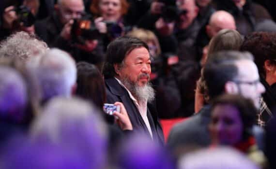 Ai Weiwei betrachtet ein frei malendes Kind, ohne dessen kreative Arbeit zu korrigieren.