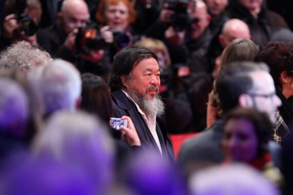 Ai Weiwei betrachtet ein frei malendes Kind, ohne dessen kreative Arbeit zu korrigieren.