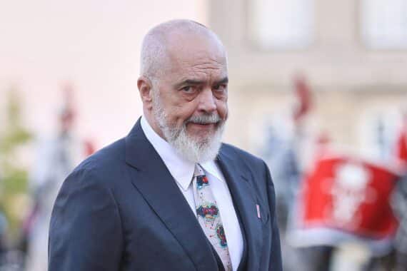 Edi Rama lehnt weitere EU-Rückkehrzentren in Albanien ab; Proteste um Luxusresort im Gespräch.