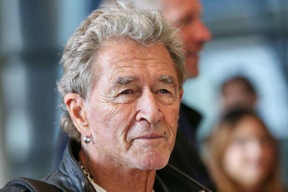 Andrea Berg bei einem Album-Release; im Hintergrund Peter Maffay (Archiv) und Platz-1-Charts-Layout.