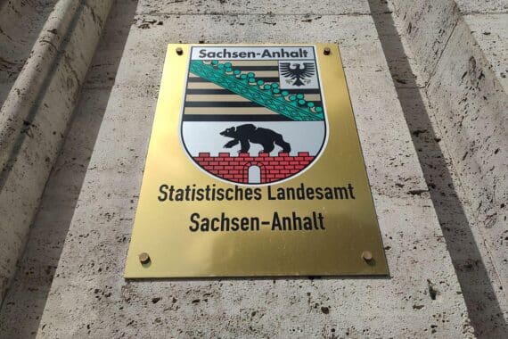 Schild „Statistisches Landesamt (Archiv)“ vor Gebäude in Halle (Saale), Hinweis auf Armutsgefährdung 2025.