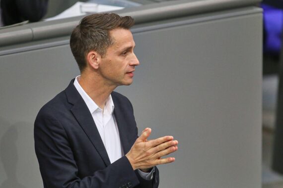Andreas Audretsch vor dem Bundestag: Hinweis auf mögliche grün-rot-rote Koalition und politische Optionen.